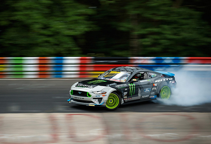 Waanzinnige driftvideo van de Ford Mustang RTR op de 